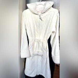 🆕 La Vie En Rose Plush White Robe with hood and Pom-Poms